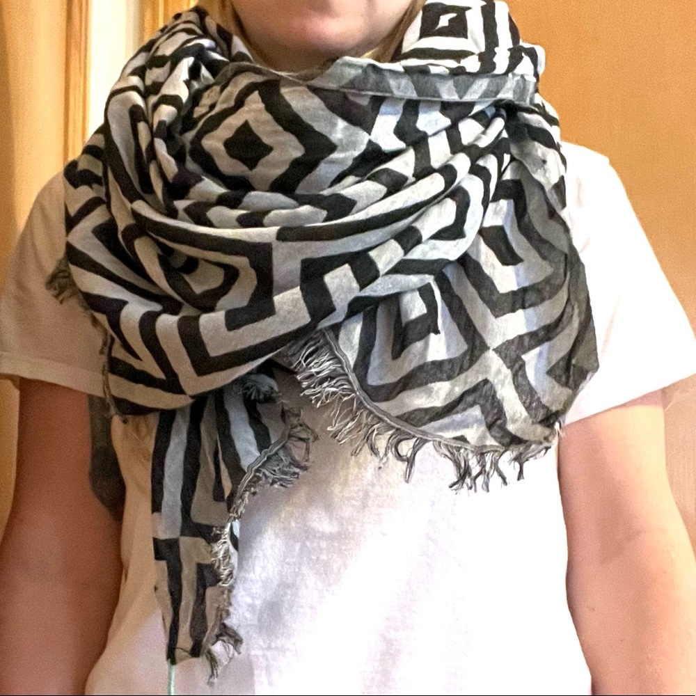 Lululemon Warrior Scarf Black/White/Teal Diamond Pattern